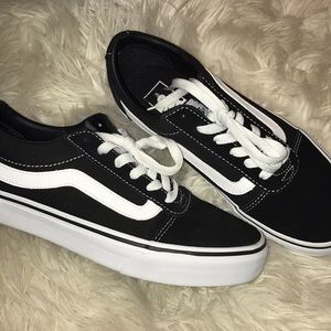 women’s new black/white old skool vans